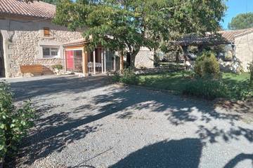 Gîte pour 4 personnes, avec jardin dans Hure