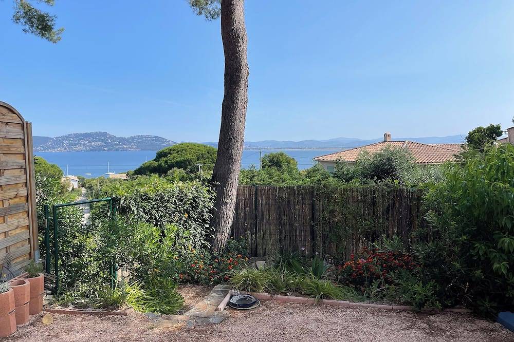Vue sur le golfe de Hyères , maisonnette avec jardin et terrasse in La Madrague, Hyeres