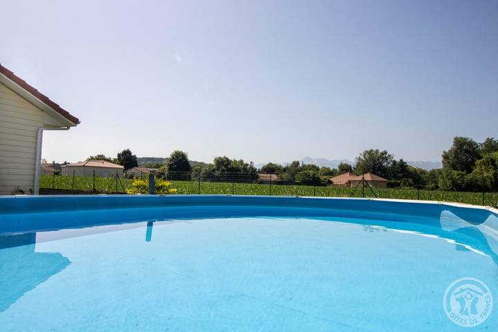 Gîte pour 6 personnes, avec jardin ainsi que terrasse et piscine à Louey