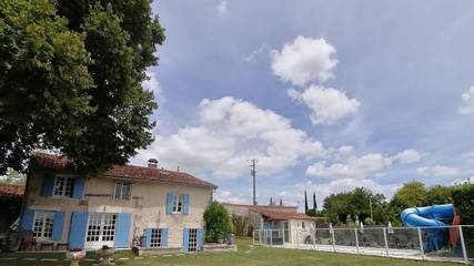 Gîte pour 16 personnes, avec jardin ainsi que piscine et terrasse, animaux acceptés à Lusignac