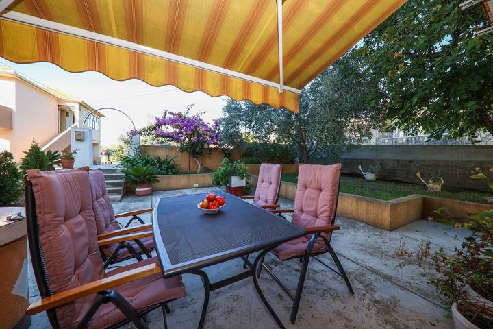 Ferienwohnung für 4 Personen, mit Terrasse in Sutomiscica
