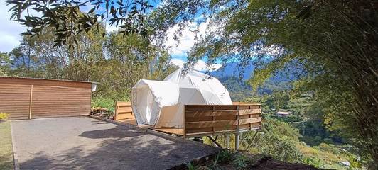 Tente pour 3 personnes, avec terrasse ainsi que vue et jardin sur l' Île de la Réunion