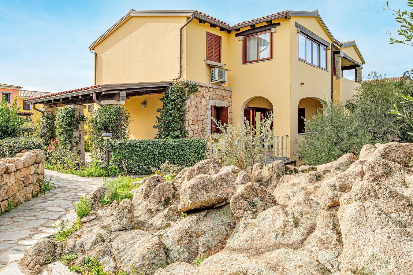 Ganze Wohnung, Apartment 'Trilo La Rosa' mit Gemeinschaftspool, Terrasse und Klimaanlage in Monte Petrosu, San Teodoro