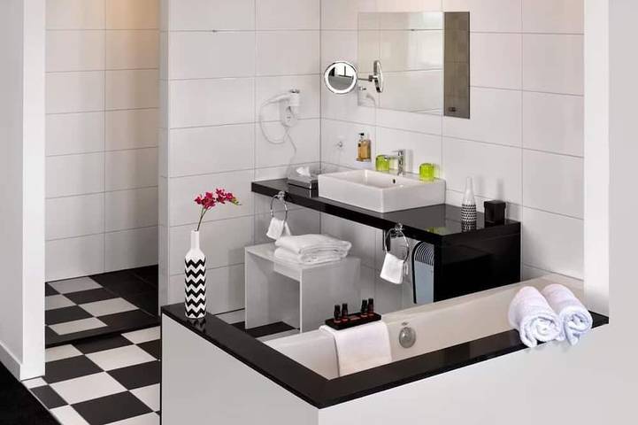 Great Location for Flyers – Walk to the Airport, Relax in Style! Onsite Dining in Róterdam, Holanda Sur