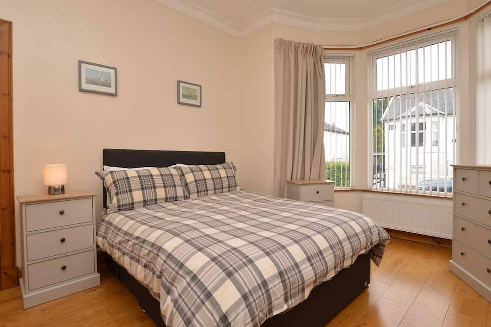 Freeland Cottage, lovely cottage, coastal Dunoon, quiet location, in Dunoon, Argyll & Bute