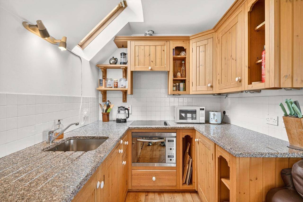 Ballimore Farm Cottage with wood-fired Hot Tub in Argyll & Bute