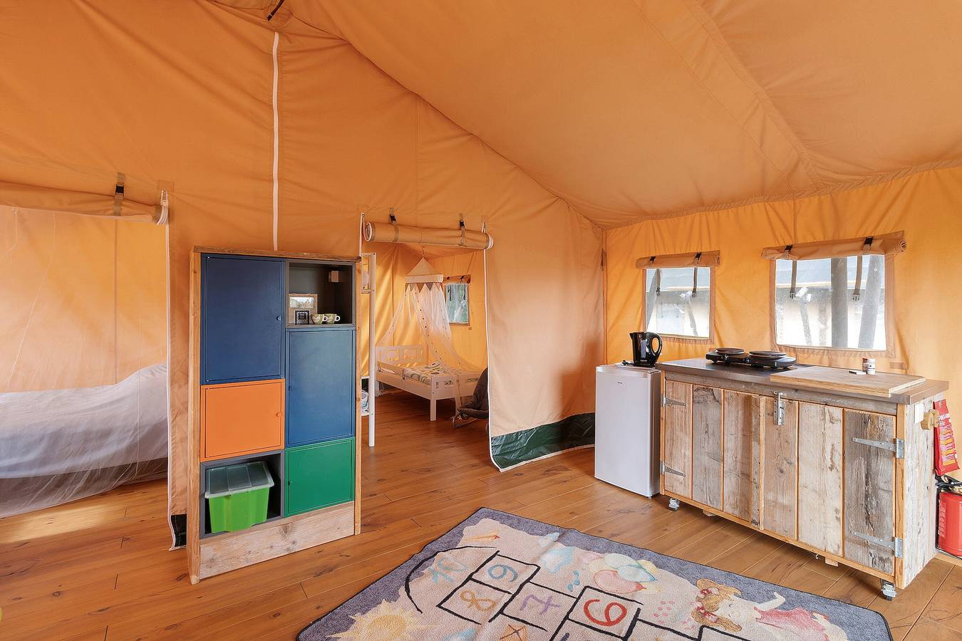 Glamping « Tente Safarilodge 1 – 5 personnes » avec terrasse privée, jardin commun et Wi-Fi in Paulin, Périgord Noir