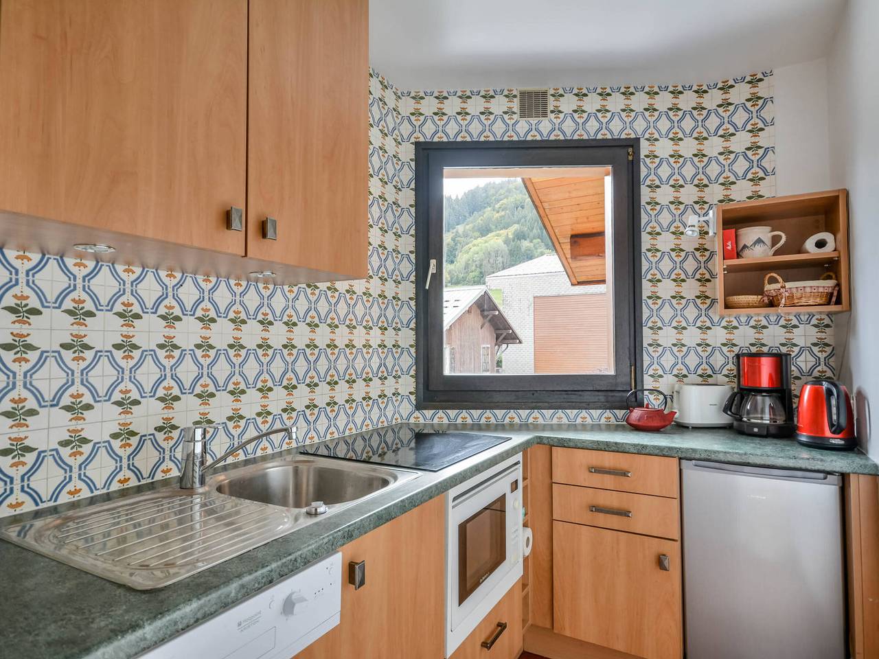 Entire apartment, Central Morzine Apt, Sleeps 4, Close to Lifts, Balcony, Parking Included in Morzine, Les Portes du Soleil