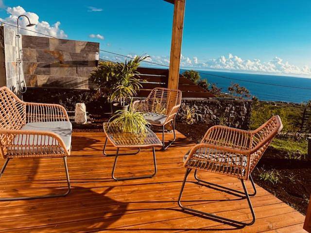 Location de vacances pour 4 personnes, avec piscine et jardin ainsi que vue et terrasse à Les Trois-Bassins - 3