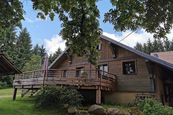 Gîte pour 10 personnes, avec Jacuzzi et Terrasse ainsi que Jardin et Sauna à Gerbamont