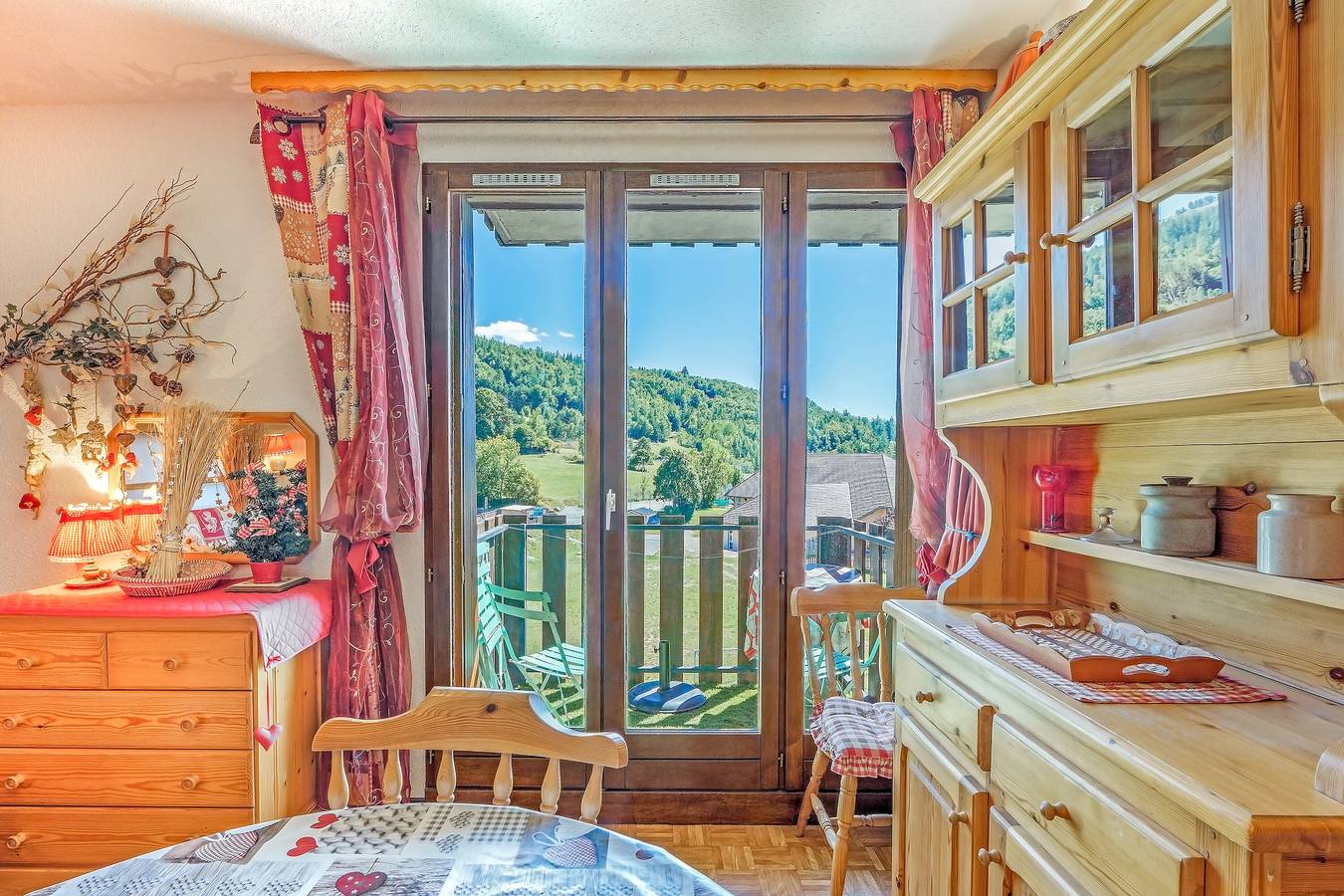 Entire apartment, Grand studio terrasse plein sud vue station in Saint-Jean-Montclar, Montclar