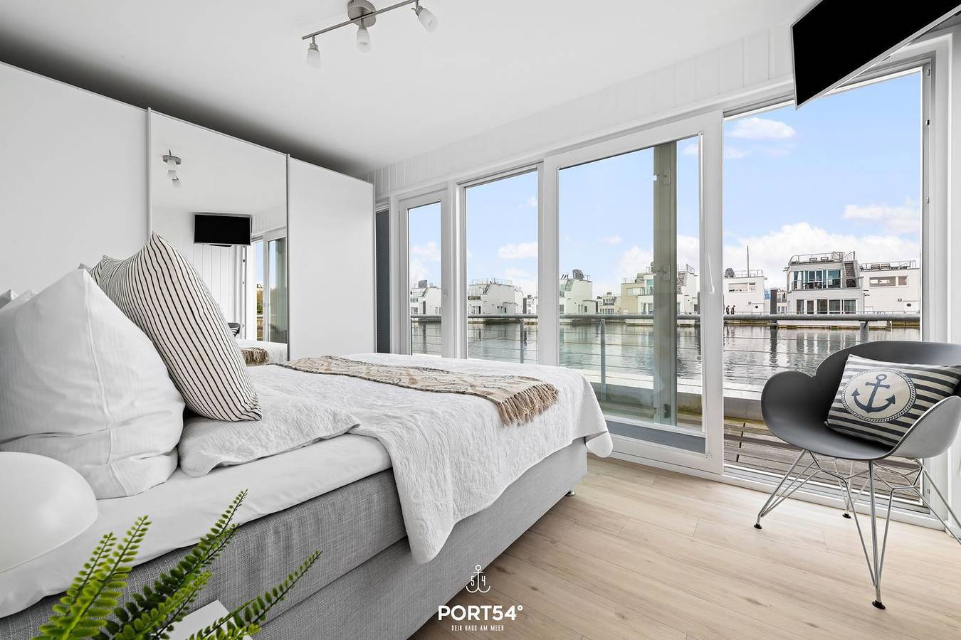 Ankerlicht - schwimmendes Haus, Sauna, Dachterrasse mit 360° Blick, Strandkorb in Olpenitz, Kappeln