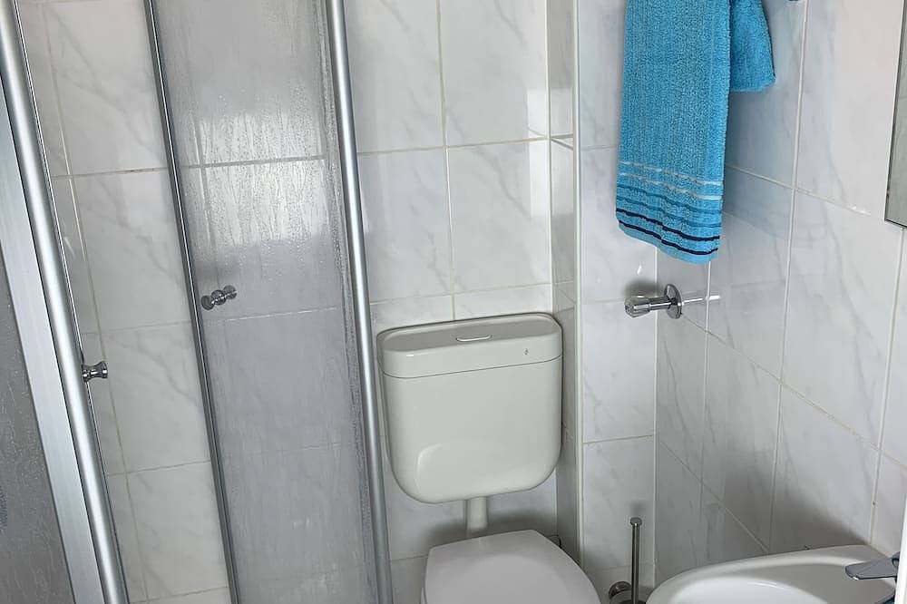 Ganze Wohnung, ★Schönes Apartment | 2P | Terrasse| Neu Saniert | Wlan | Modern | Heidingsfeld ★ in Würzburg, Fränkisches Weinland