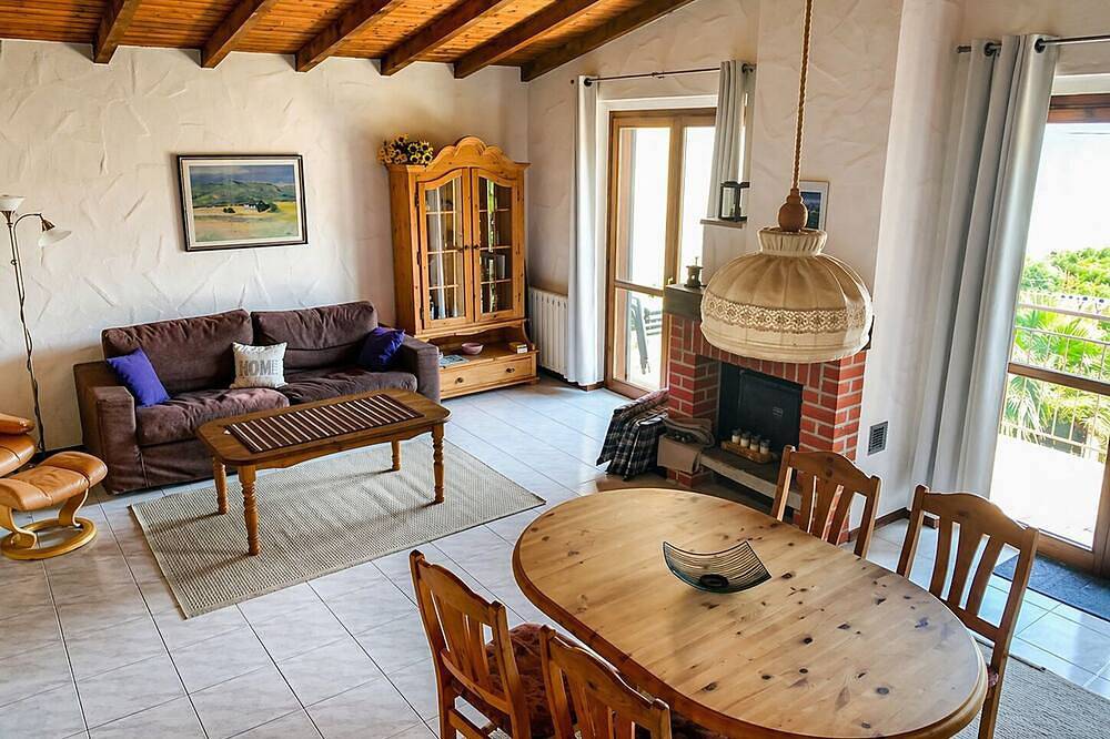 Ganze Wohnung, 2-Zimmer-Wohnung mit Balkon und wunderschöner Seesicht in Pino sulla Sponda del Lago Maggiore, Maccagno con Pino e Veddasca
