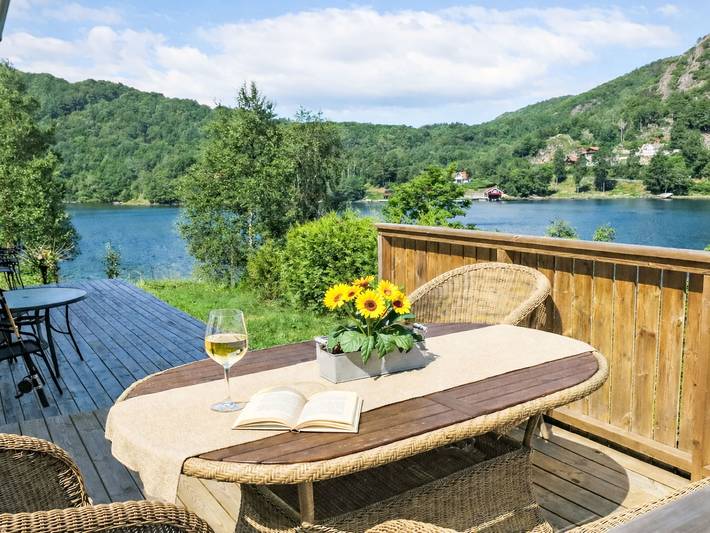 Ferienhaus für 6 Personen, mit Terrasse und Garten sowie Seeblick in Lyngdal - 2