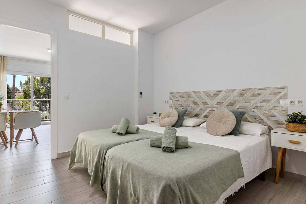 Entire apartment, Carihuela Park Palace -Terrace with Swimming pool and gardens Views. 1 bedroom. in La Carihuela, Torremolinos