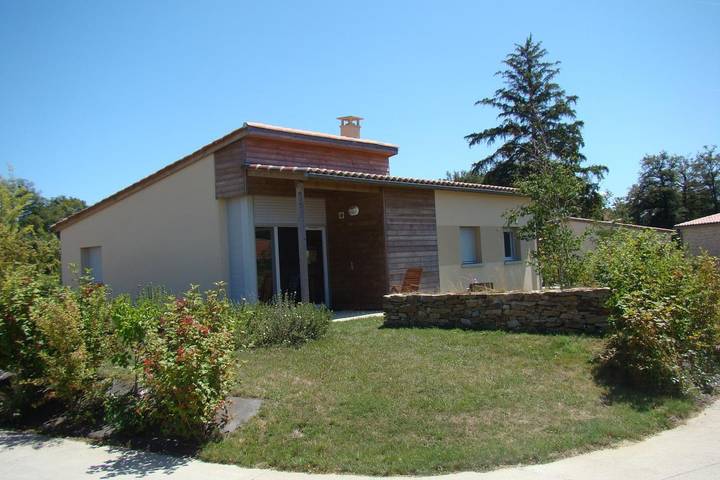 Gîte pour 4 personnes, avec Terrasse ainsi que Jardin et Piscine
