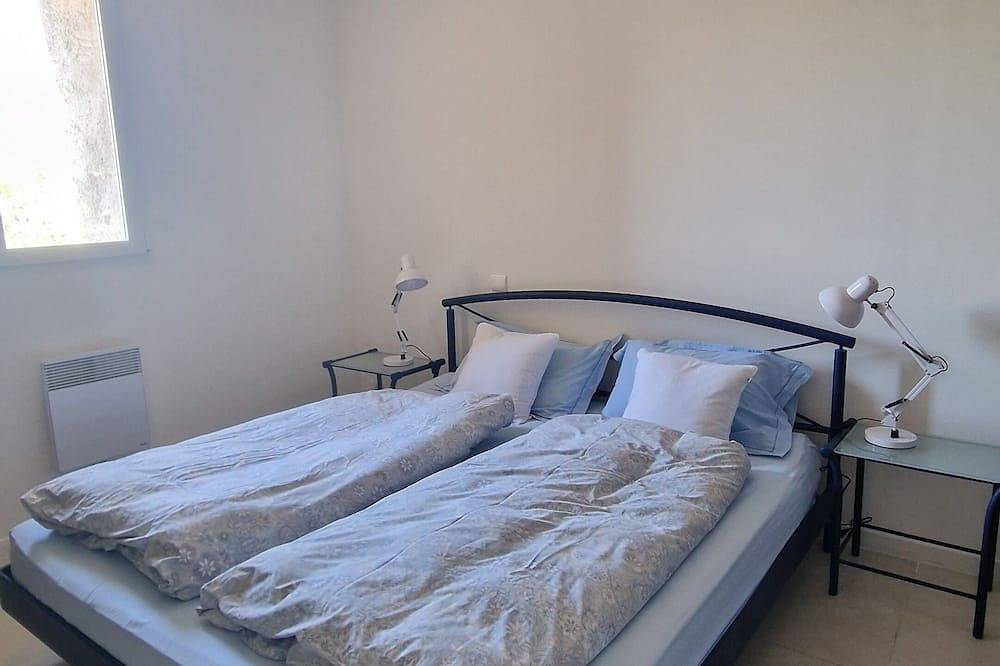 Appartement entier, Hub pour visites touristiques, culturelles et des baignades, cour, vue et privé in Magalas, Côte méditerranéenne (France)