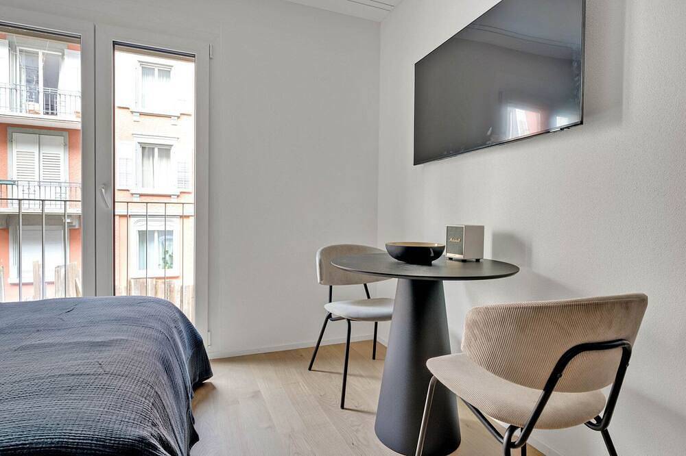 Ganze Wohnung, Modern Wiedikon 1 Room w/ Storage & W/D, 1 min to Market, by Blueground in Zürich, Bezirk Zürich
