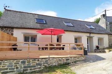 Location de vacances pour 6 personnes, avec terrasse ainsi que vue et jardin à Hanvec