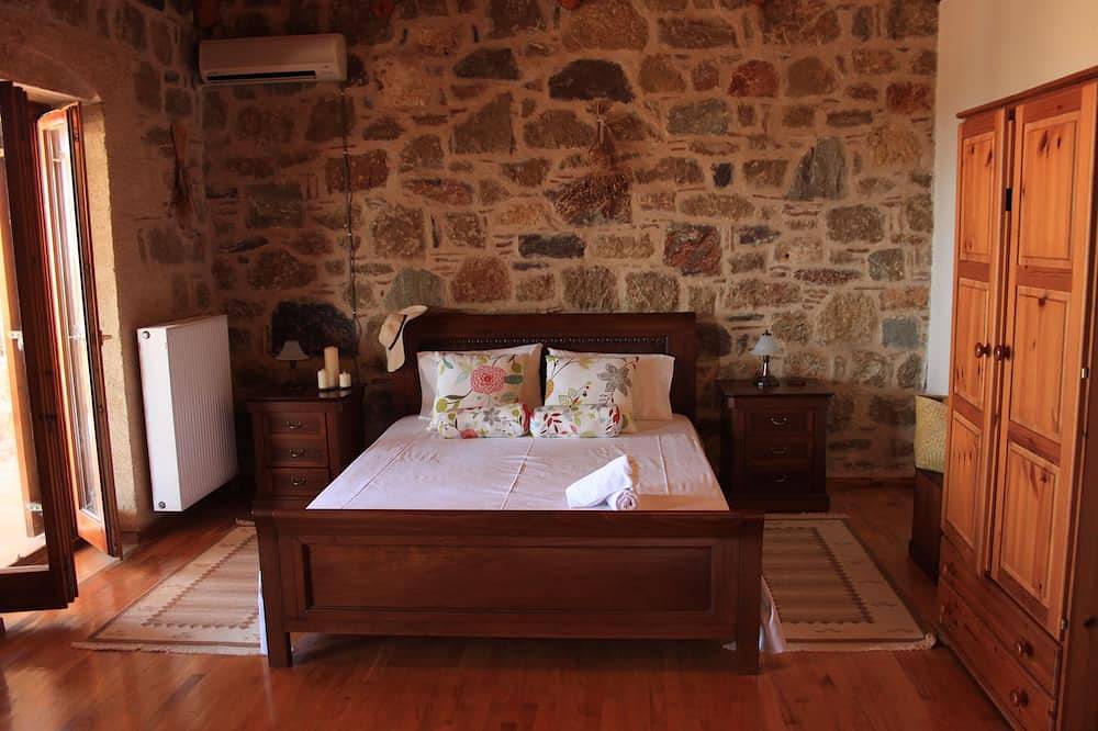 Traditionele stenen villa met prachtig uitzicht op de zee in Stoupa, Messenia