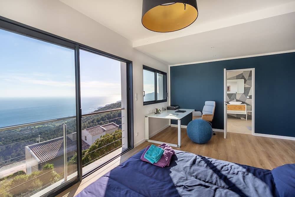 Villa de Prestige 5* vue Epoustouflante sur les Iles d'or-Clim-Piscine -8P-Calme in Carqueiranne, Côte méditerranéenne (France)