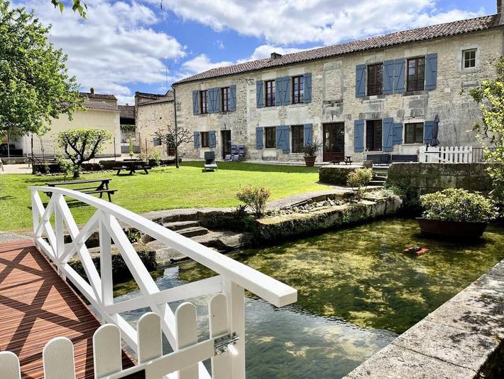 Location de vacances pour 2 personnes, avec Terrasse ainsi que Jardin et Vue à Bourg-Charente