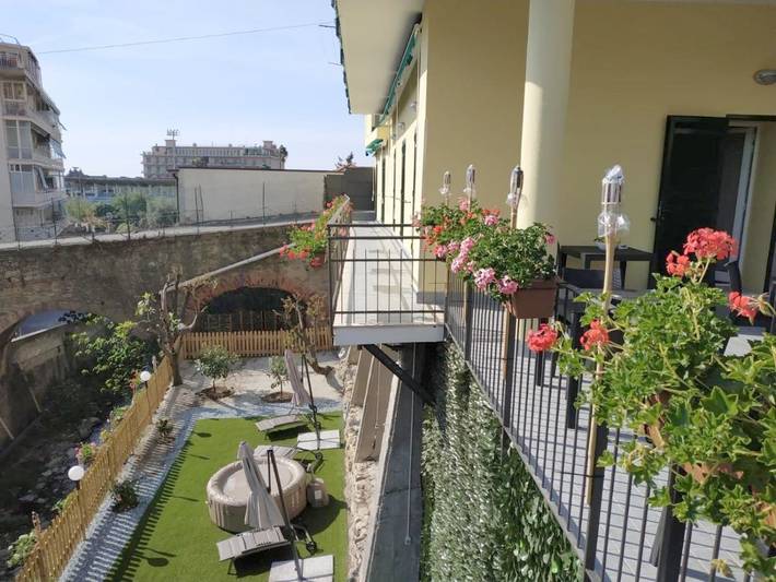 Apartahotel para 2 personas, con vistas y jardín, Se admiten mascotas en Liguria