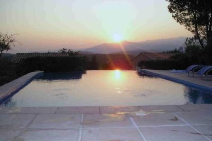 Maison de vacances pour 6 personnes, avec piscine et jardin ainsi que terrasse et jacuzzi