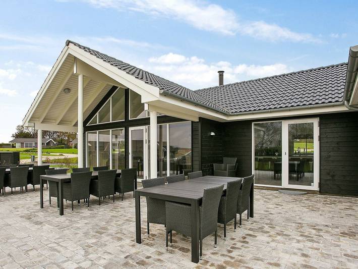 Feriehus for 18 personer, badebasseng og terrasse i tillegg til hage og jacuzzi, barnevennlig i Fyn