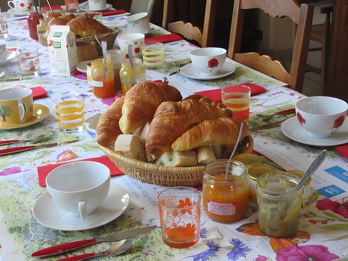 Guest Room 'Chambre Lecarpentier - Pensée' with Shared Terrace, Shared Garden and Wi-Fi in Saint-Philibert-de-la-Lézarde, Le Havre region
