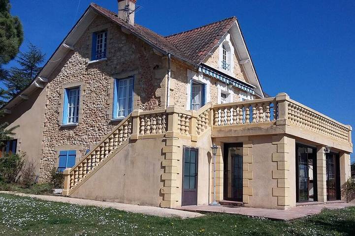 Location de vacances pour 12 personnes, avec terrasse et jardin à Saint-Geyrac