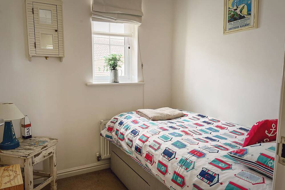 Mariners Moon -  a cottage that sleeps 8 guests  in 4 bedrooms in Camber, East Sussex