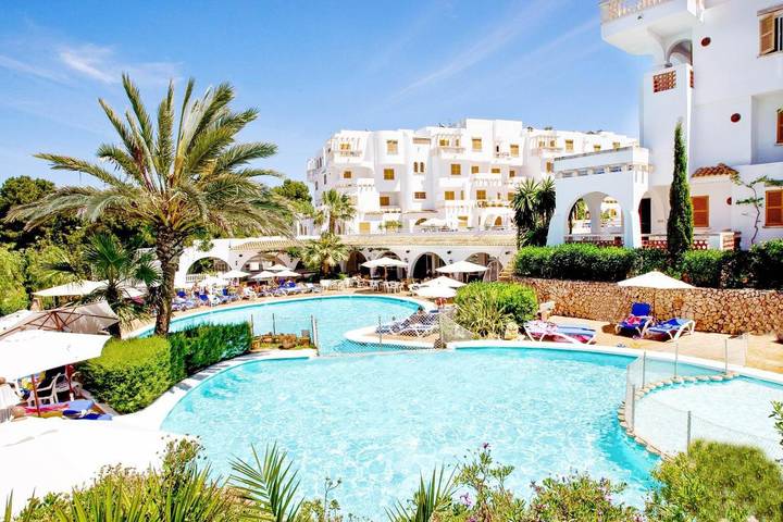 Apartahotel para 4 personas, con vistas además de jardín y piscina para niños en Cala d'Or