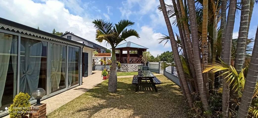 Location de vacances pour 6 personnes, avec jardin et vue à Les Trois-Bassins - 3