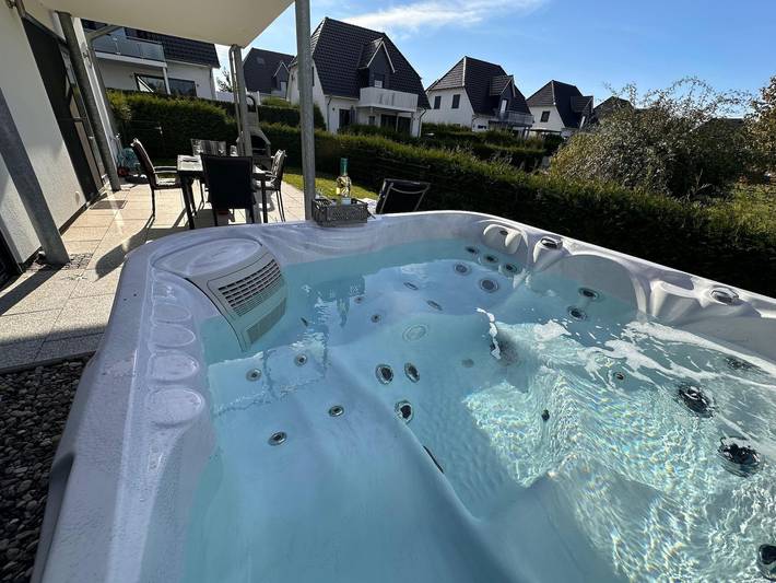 Ferienhaus für 8 Personen, mit Balkon und Terrasse sowie Whirlpool und Garten in Göhren-Lebbin