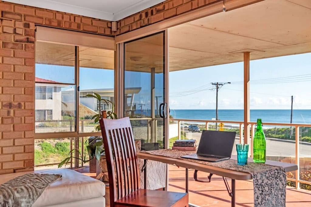 Beach Home: Epic Views: Private Enclosed Yard:Pets in Halls Head, Mandurah