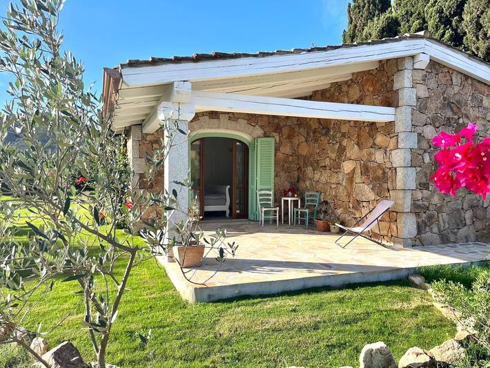 Villa 'Alzoni' with Mountain View, Wi-Fi and Air Conditioning in L'Alzoni, San Teodoro
