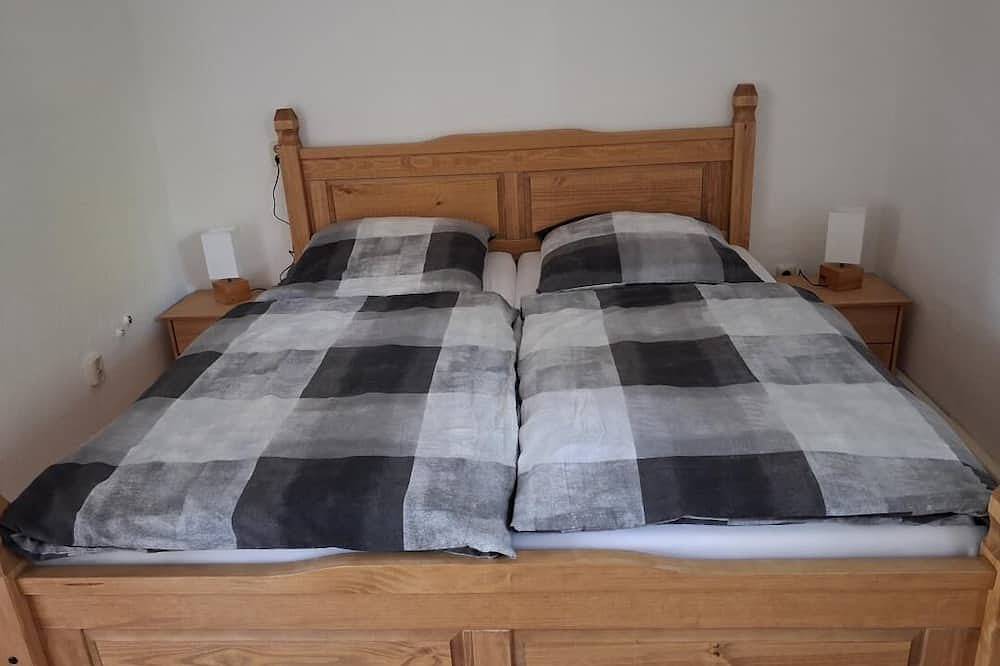 Ganze Wohnung, Die Wohnung verfügt auf Ihren ca. 40 qm Wohnfläche über ein Schlafzimmer mit Doppelbett und eigenem Bad sowie einem weiteren Zimmer mit einer Küchenzeile. in Gräfenhainichen, Dessau-Wörlitzer Gartenreich