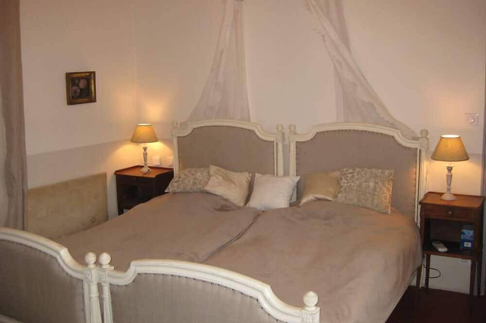 Old village house recently renovated with pool and  air-conditioning in Goult, Parc naturel régional du Luberon