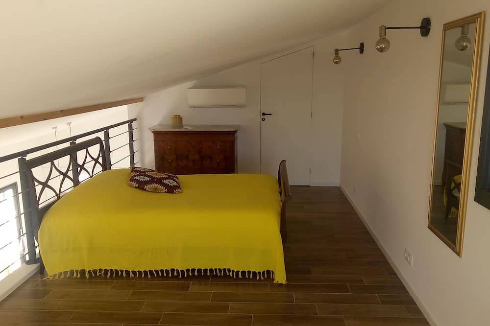 / New / In beautiful bright villa, swimming pool, Bbq, petanque, panoramic view in Saint-Laurent-du-Var, Cannes region