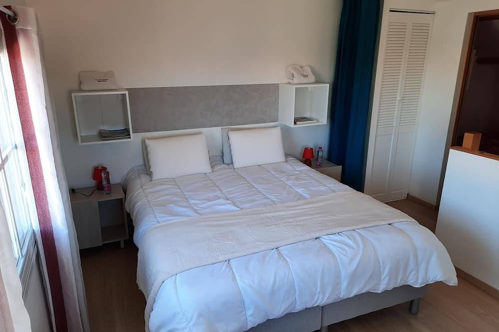 Maison tout confort  pour 2 personnes  à 40 m de la plage, chambre avec Vue  Mer in Saint-Michel-Chef-Chef, Côte de Jade