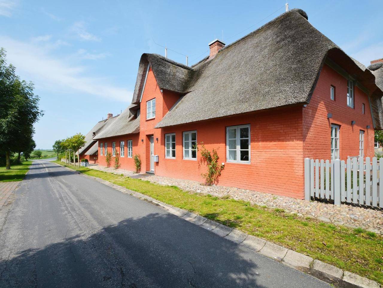 Reethus Dörpsend Haus 2 - "Erleben Sie Luxus und Erholung im Reethus Dörpsend Haus 2!" in Midlum, Föhr