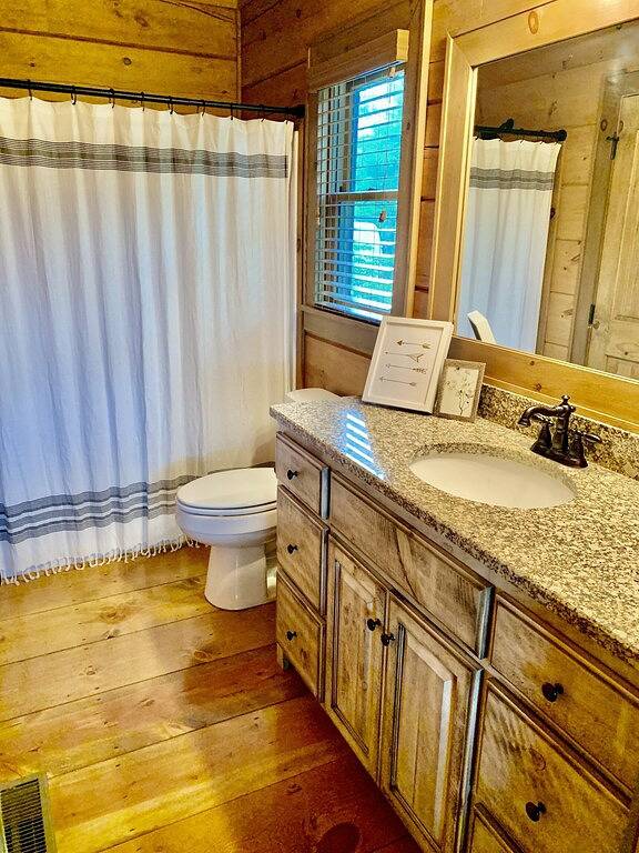 Luxury Retreat: Amazing Mountain Views + Hot Tub in Cherry Log, Chattahoochee National Forest