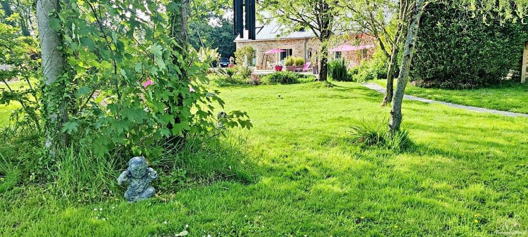 Chambre d’hôte pour 2 personnes, avec Terrasse et Jacuzzi ainsi que Jardin et Sauna à Ambon