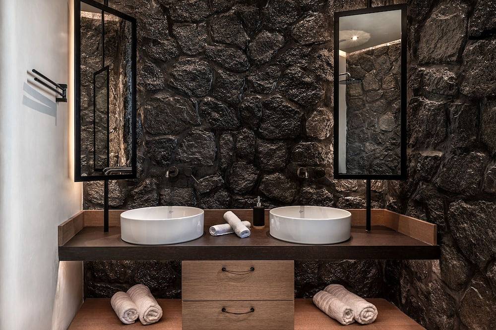 Deluxe Villa with Hot Tub in Vourvoulos, Santorin