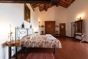 Villa for 12 Guests in Siena, Siena Province, Picture 2