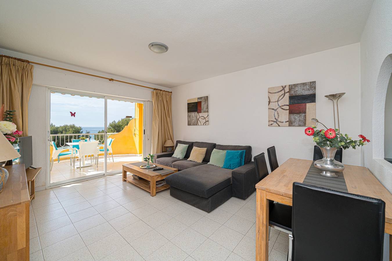 Apartamento entero, Apartamento 'Sandra by the Sea' con vistas al mar, piscina, jardín y Wi-Fi in Campello, Costa Blanca