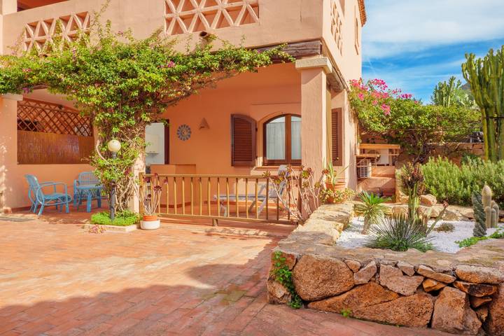 Appartamento intero, Appartamento Casa Turisarda con piscina condivisa, terrazza e aria condizionata in Baja Sardinia, Arzachena