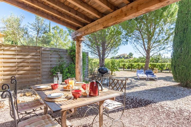 Gîte pour 4 personnes, avec terrasse ainsi que piscine et jardin